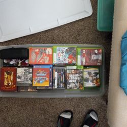 BOX Of 60 VIDEO GAMES