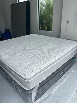 King 12” inch medium pillow top mattress includes mattress protector like new i deliver   Corsican Bedding Only a year of use with mattress protector 