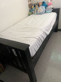 Vendo cama twin (colchon , forro)