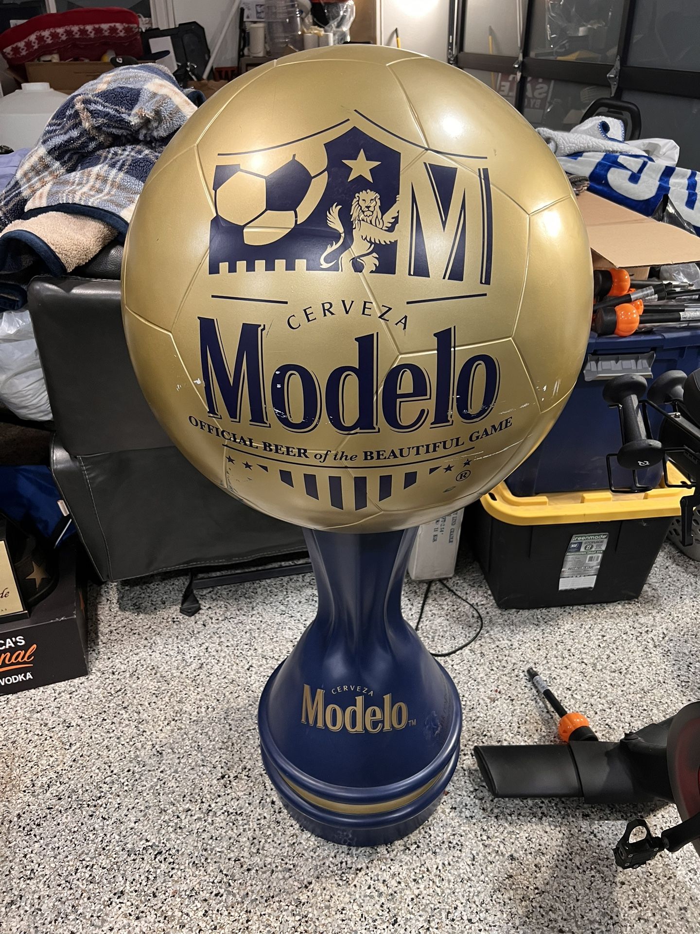 Life Size Modelo Ball Soccer Statue 