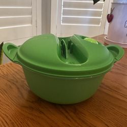 $8 - EUC Tupperware CrystalWave PLUS Hot Food On The Go container, a 6.25-cup lidded food storage bowl designed for microwave reheating.   Please pick