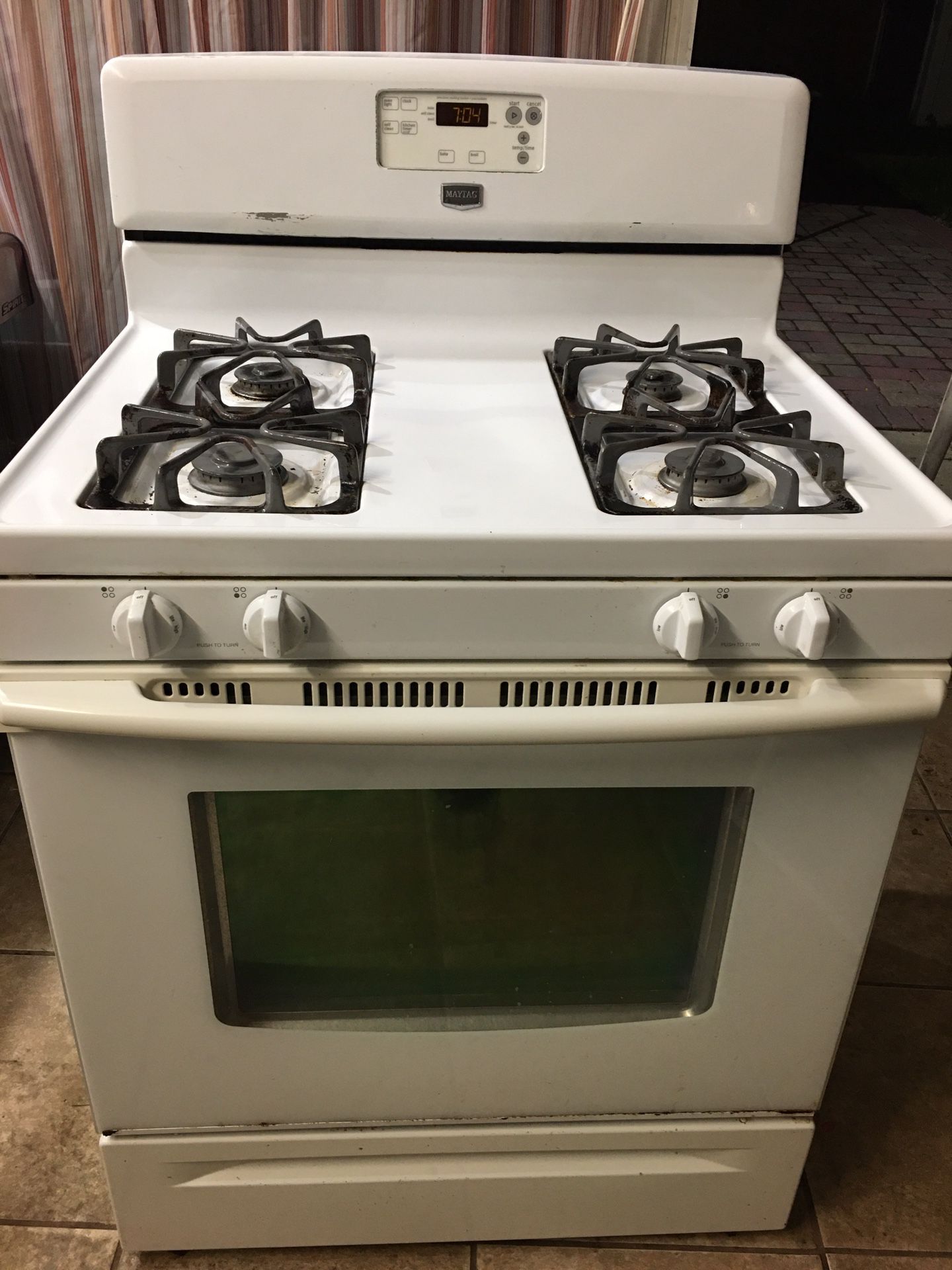 Maytag gas stove 4 burners ,everything is working good ,oven working and good condition look a pictures. Thanks 