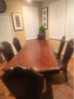 Hermoso comedor de madera  caoba y 6 sillas 100%piel