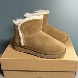 $85 Women’s UGG Classic Mini Fluff Brand New Size 5