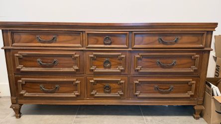 Vintage Bassett Furniture 9-Drawer Wooden Dresser