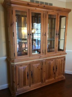 Hutch Thomasville with glass shelves