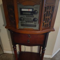 ANTIQUE RECORD PLAYER WITH AM FM CD PLAYER ALL IN EXCELLENT CONDITION 