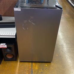 Insignia mini Fridge 