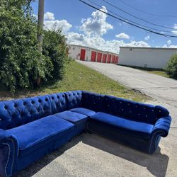 🛋️ Royal Blue Velvet Sectional Sofa – Chesterfield Style