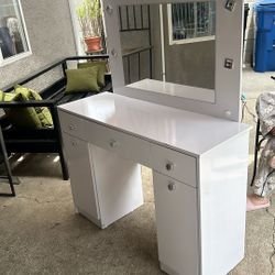 White Vanity With Mirror 