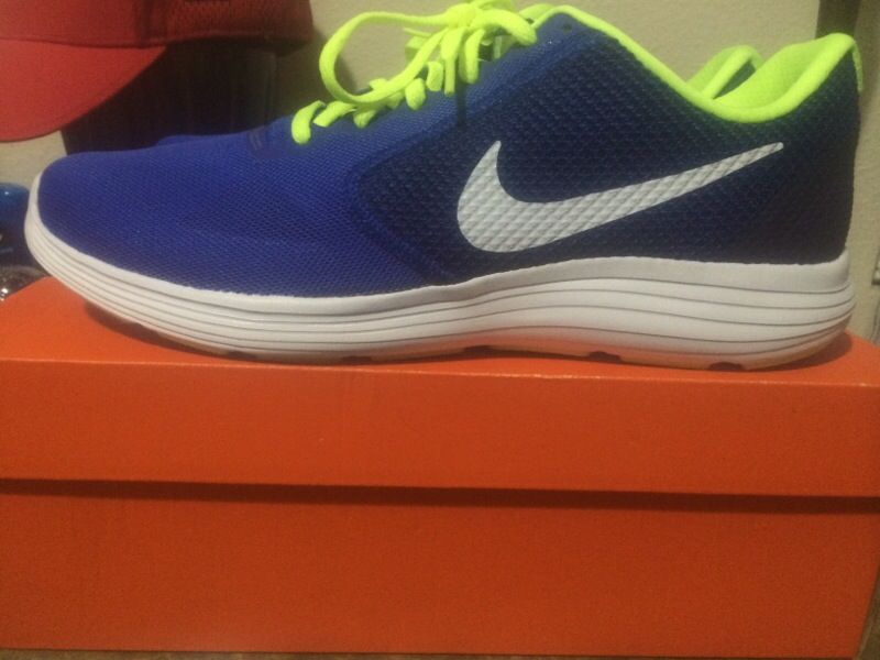 Nike revolution men's shoes