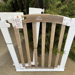 Gate (Door). TAN/WHITE. Deluxe 