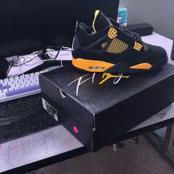 Jordan 4 Retro Thunder