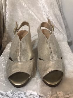 Women Size 6Wide Dressy Gold Shoes, upper leather