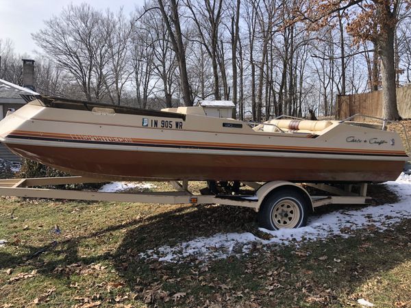 Deck boat
