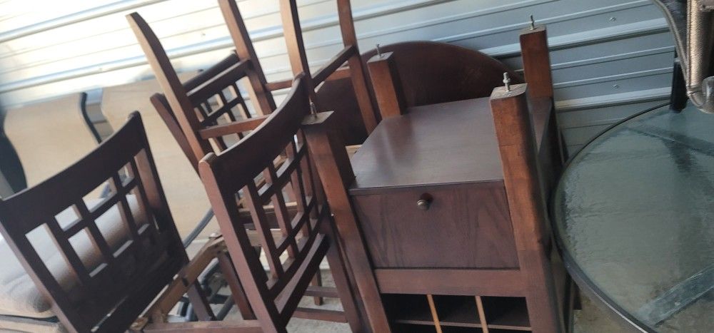 Dinning Table With 4 Chairs. Tall Table 