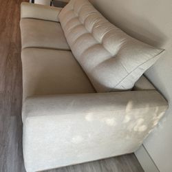 ✨ LIGHTLY USED MODERN BEIGE COUCH – DECORATIVE PILLOWS INCLUDED – $350 ✨