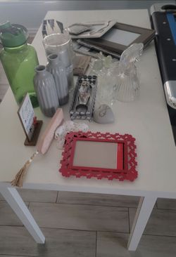 Mesa y  adornos, Todo por 30$