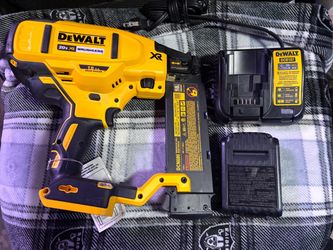 DeWalt DCN680 20V Brad Nailer + Battery & Charger
