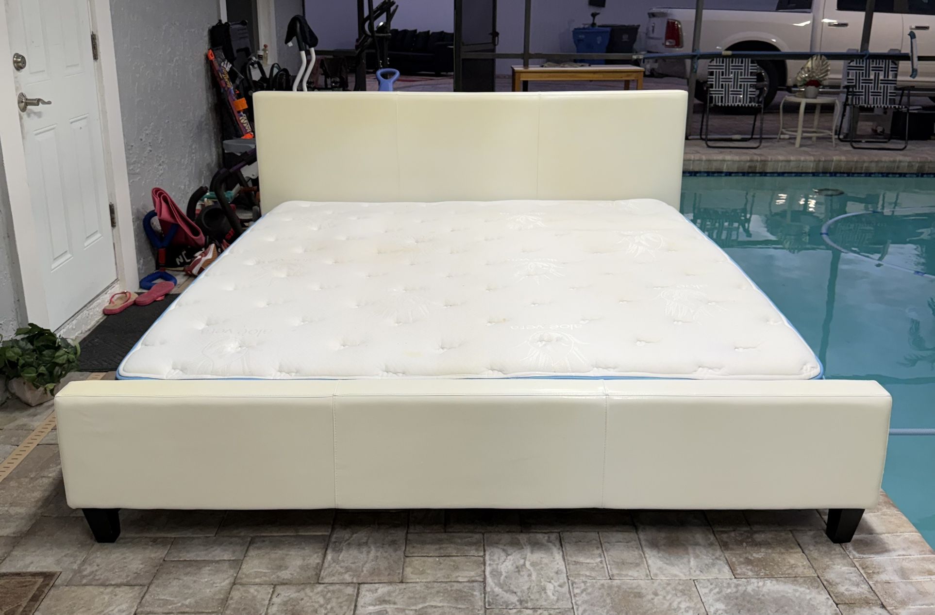 King size leather bed in perfect condition. Mattress included if you want it. Delivery available for an additional cost. Price $200.