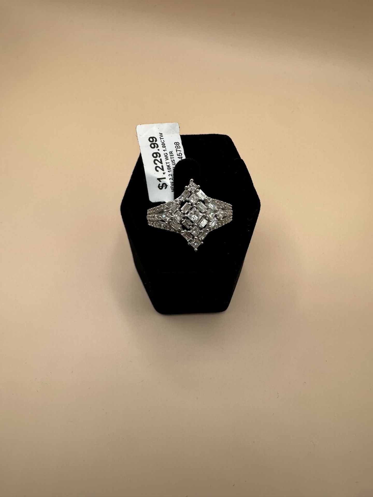 10k White Gold Diamond Ring