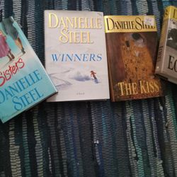 (4) HARD COVER DANIELLE STEELE BOOKS FOR SALE