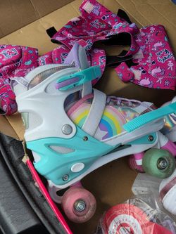 Roller skates with knee pads
