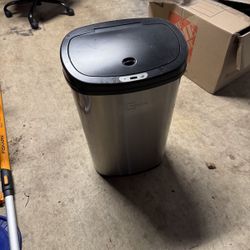Trash Can With Electric Lid 