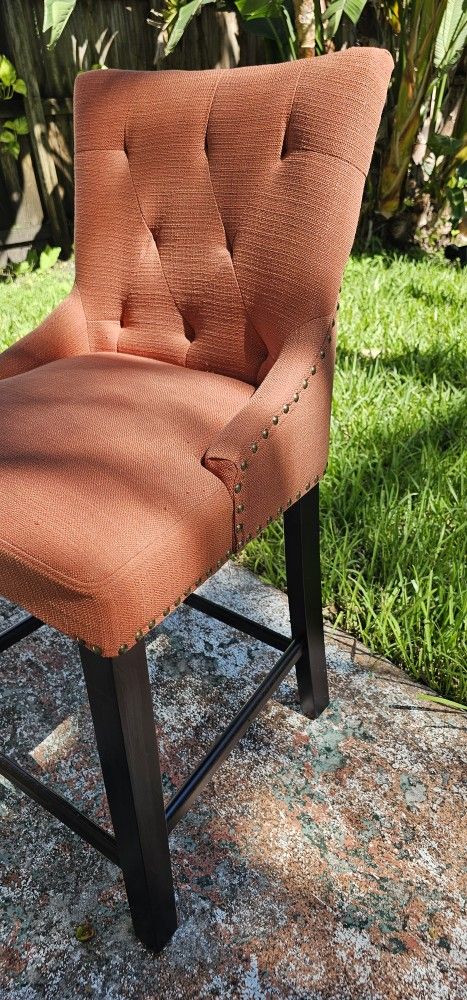 Sillas Altas de Madera Tapizado En Tela Color Naranja. Set de 2. WOODEN STOOLS