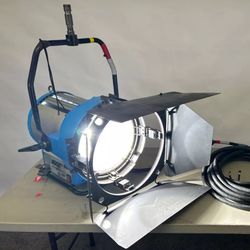 ARRISUN 40/25 HMI Daylight Par Light with ARRI-Pinned Electronic Ballast