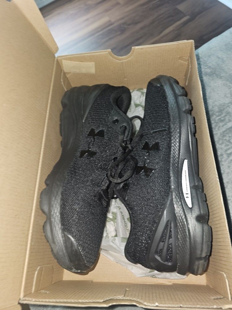 Mens Under Armour Size 9 Like New