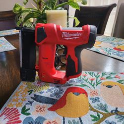Milwaukee 12-Volt 23-Gauge Lithium-Ion Cordless Pin Nailer (Tool-Only)in good working condition 👍 