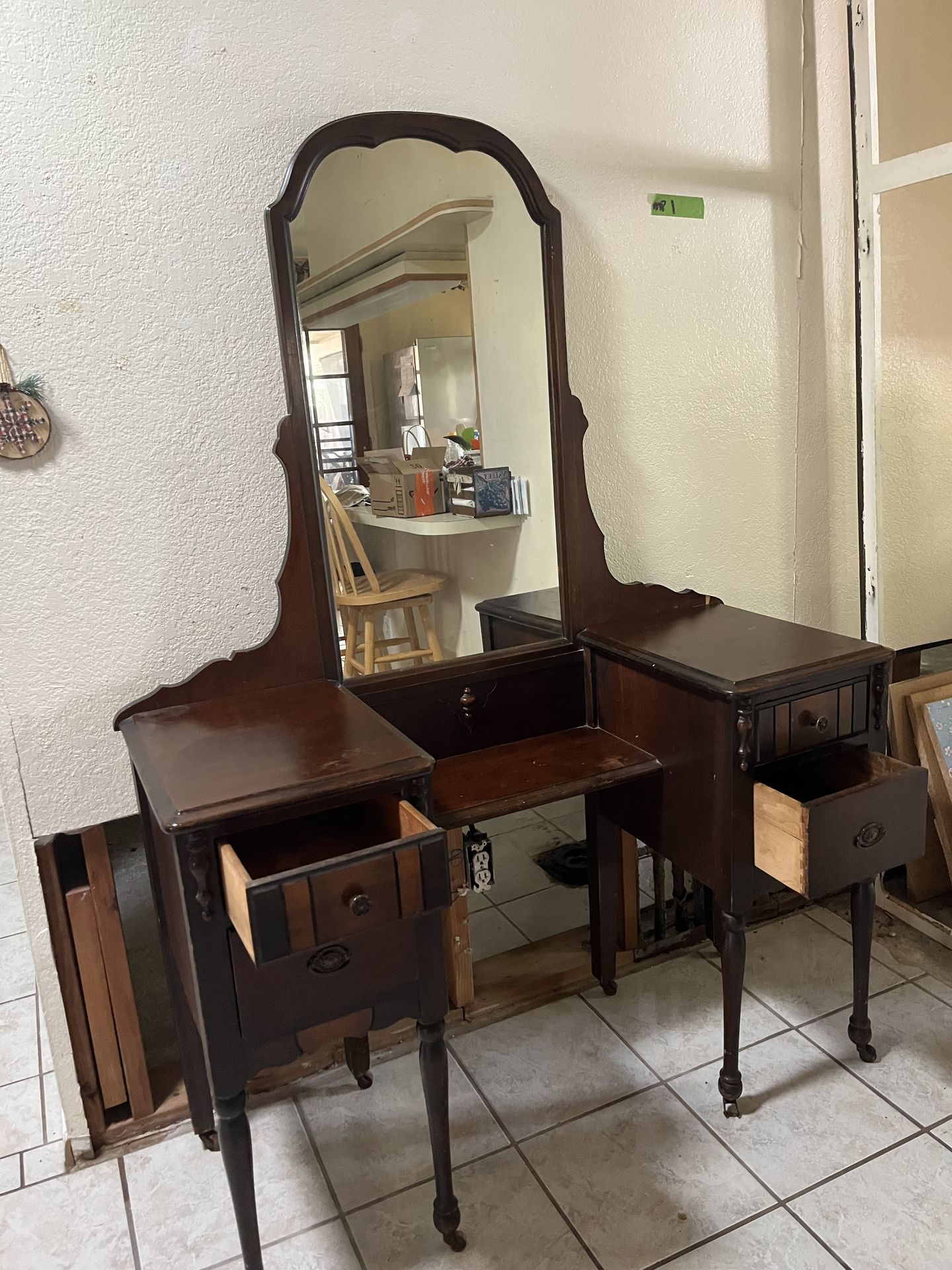 1940s Lady’s Vanity