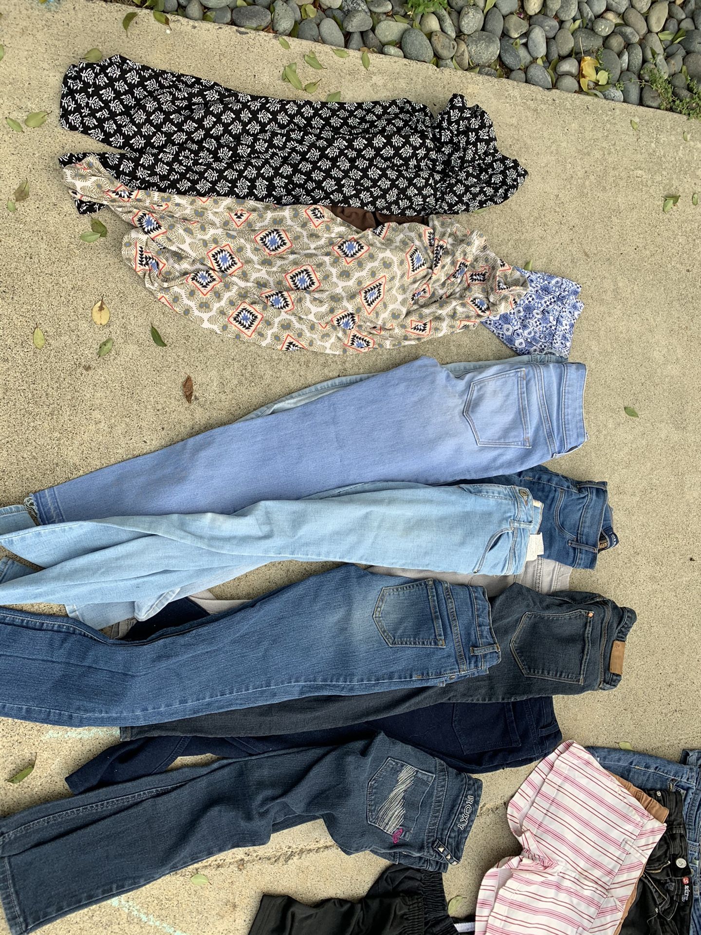 Lots of girls clothes $1-2 each sizes 6-14 Tillys target old Navy forever 21