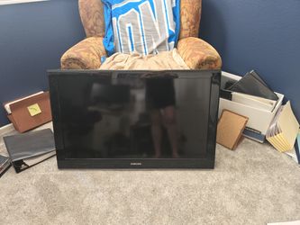 TV 40" Samsung w/wall TV bracket