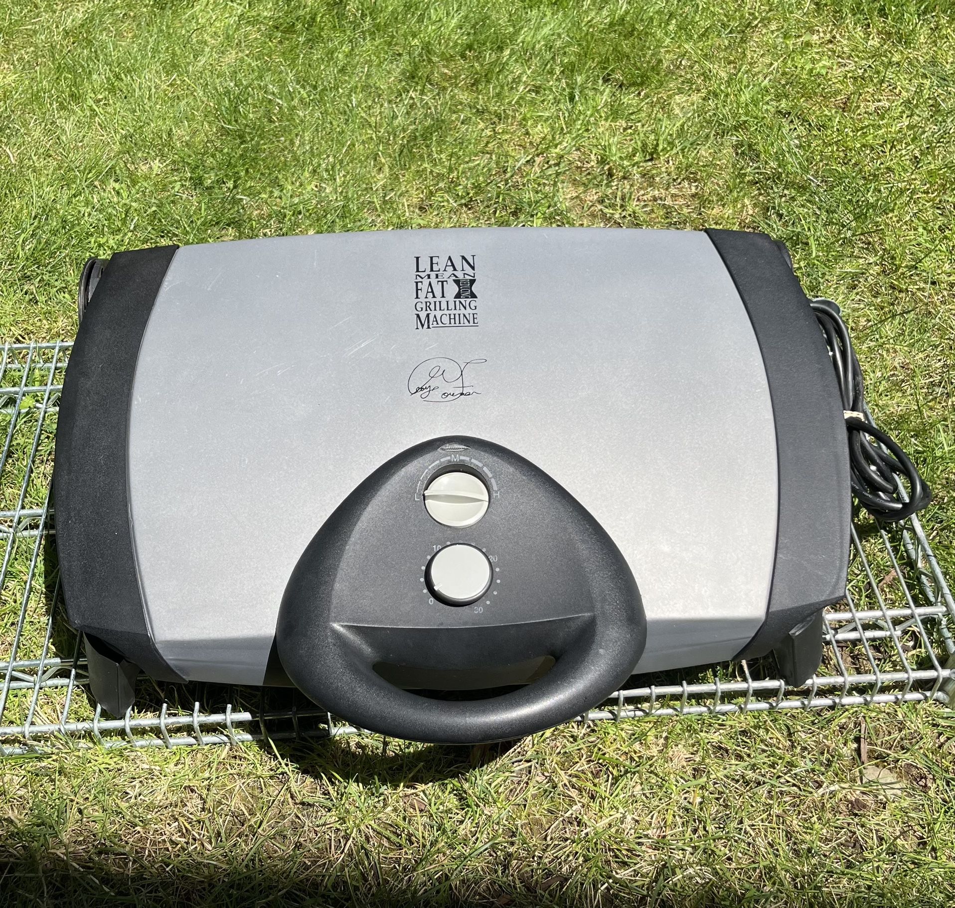 GEORGE FOREMAN Indoor / Outdoor Grill. Model GGR-615. Extra Large Size. Clean. Electric Grill