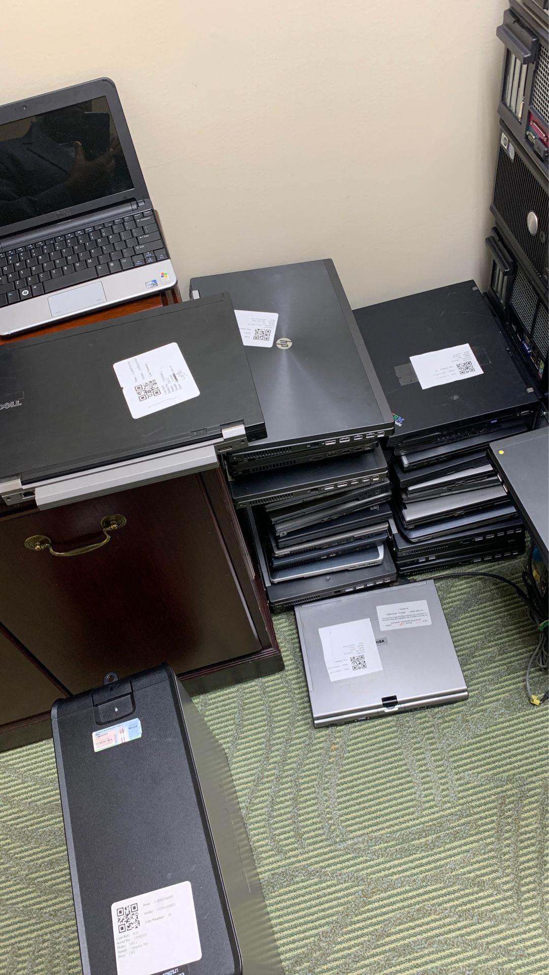 Lot of 30 Laptops and 58 cpu for sale