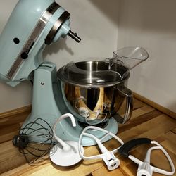 5 Quart Kitchen Aid Artisan Mixer With All Components 