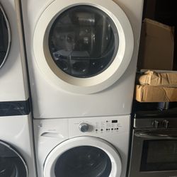Samsung front-load electric washer and dryer, 220 volts, with a 3-month warranty. Free delivery in the Oakland area. Outside the Oakland area, there m