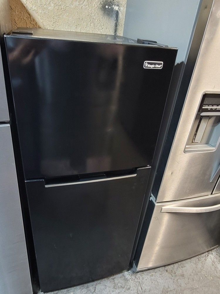 Magic Chef 10cu Ft Studio Apartment Size Top Freezer Refrigerator In Black 24x24x59