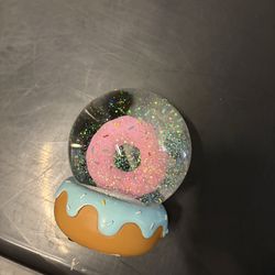 Donut snow globe