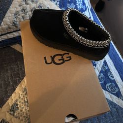 Women Uggs (Tasman) Size 6 black