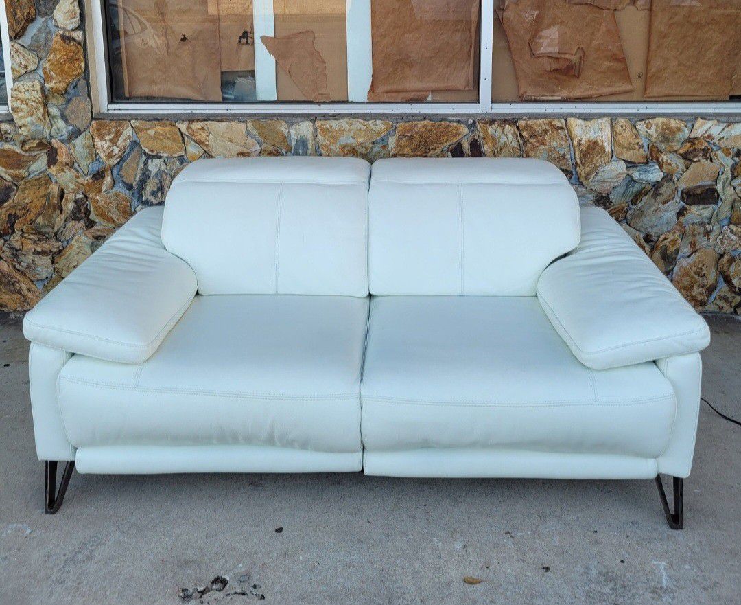 White leather recliner sofa, white couch. sectional. White furniture interior design. Mueble blanco