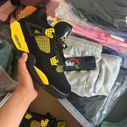  Jordan 4 Retro Thunders 