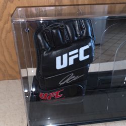Signed UFC Glove(Georges St-Pierre) with Case