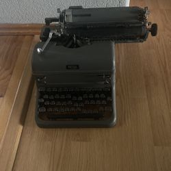 ANTIQUE ROYAL "MAGIC MARGIN" TYPEWRITER