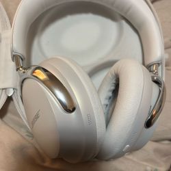 White Bose QuietComfort Ultra Bluetooth Headphones