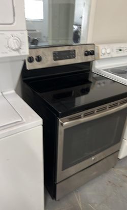 GE Stainless Electric Range – 30" Glass Top, Works Great