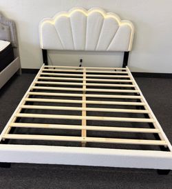Queen bed wITH LED