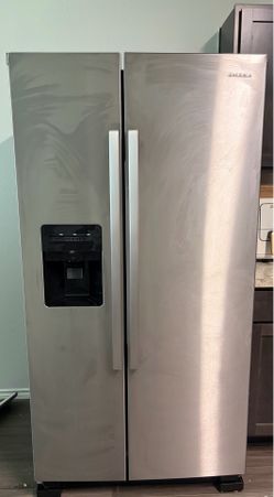 Refrigerator w/ Ice and Water dispenser